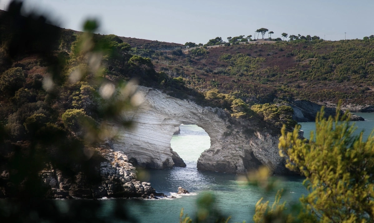 L'arco di San Felice visto dal mare nel Gargano